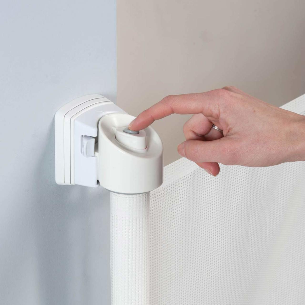 KidCo Retractable Safeway Gate - White